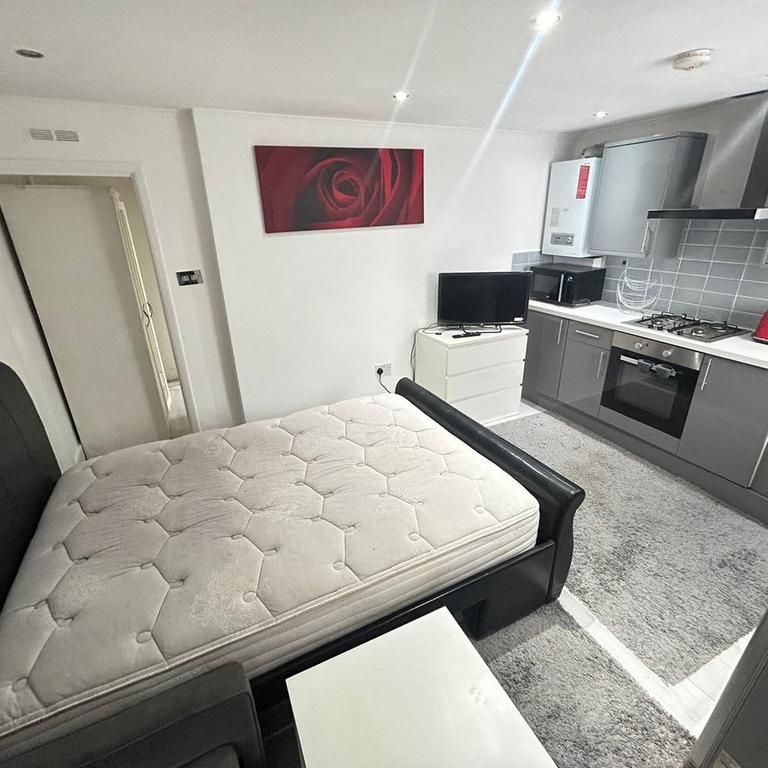 Studio to rent - Photo 1