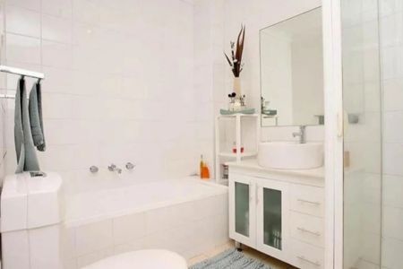 Stunning Two Bedroom Apartment - Photo 4