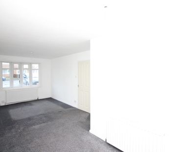 3 Bedroom Mid Terraced House - Photo 1