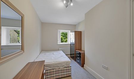 Spacious 4-Bed Ensuite Student Apartment with Large Gardens, Free Parking, Contents Insurance & End of Tenancy Clean - Photo 5