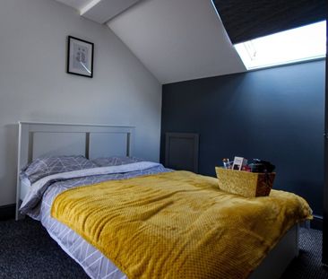 Room in a Shared House, Strawberry Hill, M6 - Photo 2