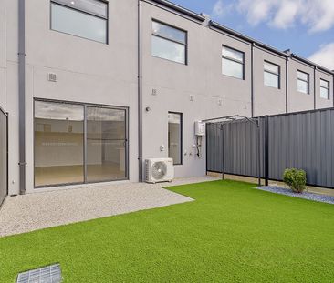 Modern Three-Bedroom Townhouse in a Prime Craigieburn Location! - Photo 1