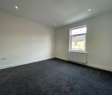 2 bedroom end of terrace house to rent - Photo 2