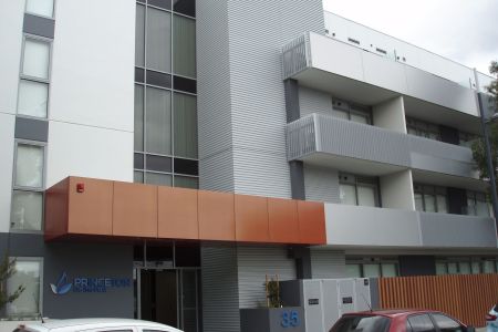 Premium location! Heart of the Uni Hill! Walking to RMIT! - Photo 2