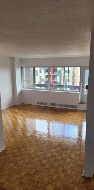 Grand 4 1/2 chauffé, eau chaude, électros - Photo 1