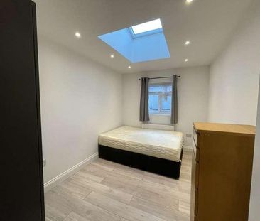 D Floor Flat High Street Colliers Wood, London, SW19 - Photo 2