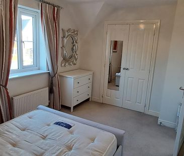 5 bed end of terrace house to rent in Three Valleys Way, Bushey, WD23 - Photo 2