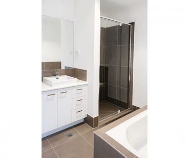 Modern Townhouse, 3 Bedrooms + Study nook, Available From 13/12/2025 - Photo 1