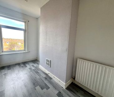 3 bedroom mid-terrace to rent Oversetts Road, Newhall - Photo 1