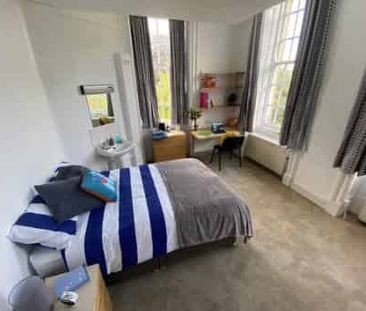 Deluxe Bedroom - Photo 4