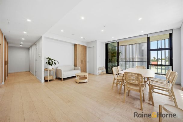 Fully Furnished 2-Bed, 2-Bath Apartment with Parking in Bondi Junction - Photo 1