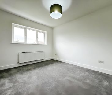 4 bed detached house to rent in Foxdell Way, Gerrards Cross, SL9 - Photo 2