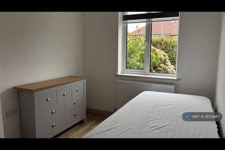 1 bedroom in a house share to rent - Photo 3