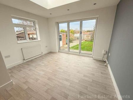 St Georges Drive, Carpenders, WD19 - Photo 3