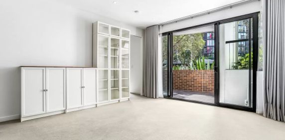 MGM MARTIN - ONE BEDROOM APARTMENT - Photo 2