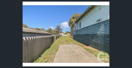 Neat & Tidy Medina Cottage! - Photo 3