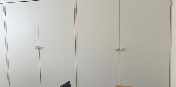 1 bedroom in a flat share to rent - Photo 2