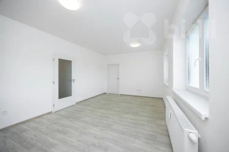 Prostorný byt 2+kk v novostavbě - balkon, sklep a centrum na dosah, 58 m - Фото 5