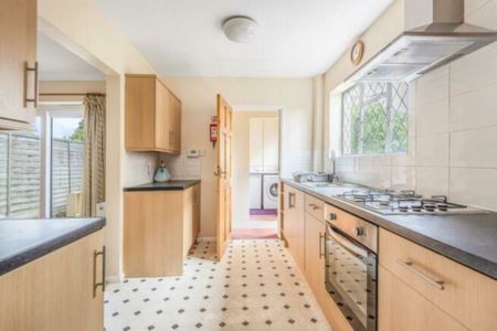 5 bedroom Semi-detached house to rent - Photo 4