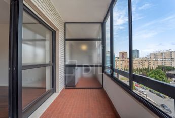 Apartamento T2 renovado para arrendar na Rua São João Bosco