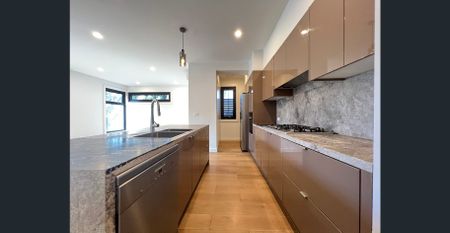 Elegant Townhouse Offering Comfort and Convenience - Photo 4