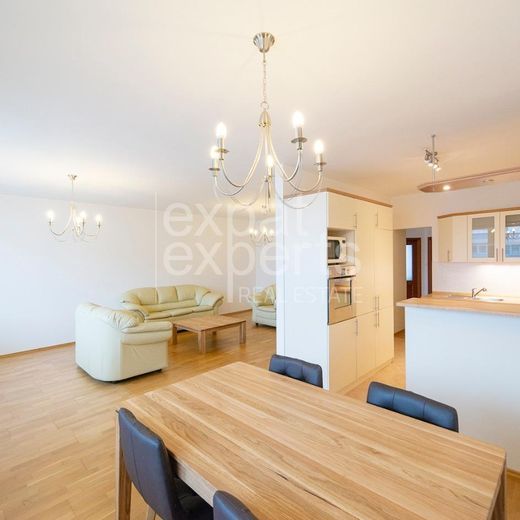 Priestranný 3i byt 101 m2, A/C, 2x balkón a parkovanie, skvelá lokalita - Fotografia 1