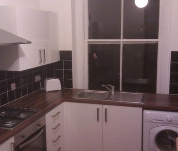 3 bedroom flat to rent - Photo 3