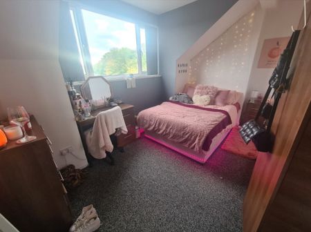 6 Bed - 14 Ashville View, Hyde Park, Leeds - LS6 1LT - Student - Photo 5