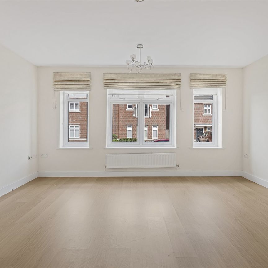 Louden Square, Reading, RG6 1FN - Photo 1