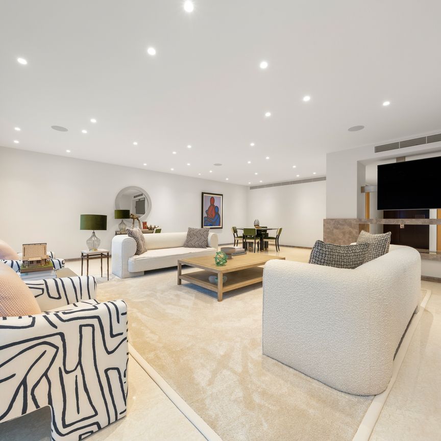 Fabulous penthouse with wraparound terracing and panoramic views of Hyde Park - Photo 1