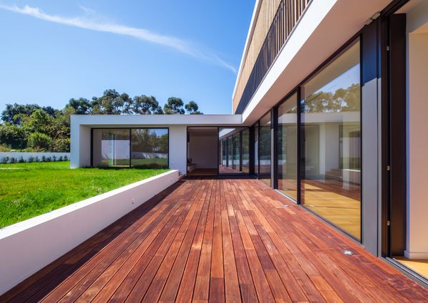 Moradia T6 de arquitetura moderna inserida no Golfe de Oeiras