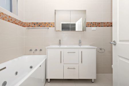 Spacious Family Residence! - Photo 3