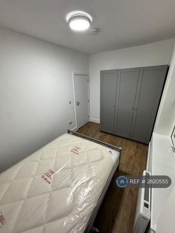 3 bedroom flat to rent - Photo 3