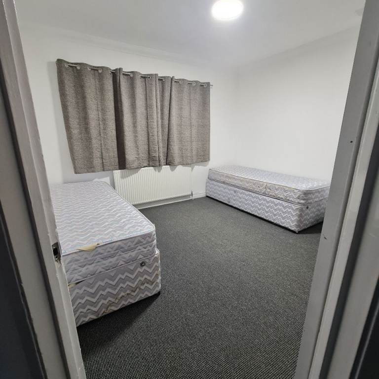 1 bedroom in a house share to rent - Photo 1