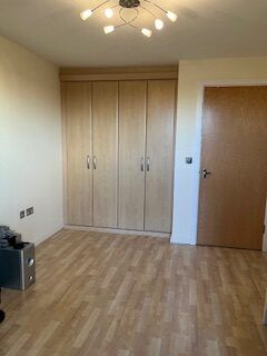 Central Cambridge Modern Apartment with Private Balcony and Secure Underground Parking, Overlooking a Communal Garden South Facing - Photo 2