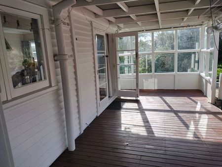 3 Bedroom double bathroom Centralised heat/cool - Photo 4