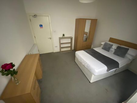 5 bedroom flat to rent - Photo 2