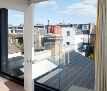 4 Bed End Terrace, Bennerley Road, SW11 - Photo 1