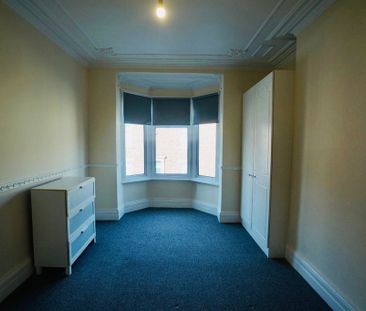 Two-Bedroom Upper Flat with Utility Room on Oxford Street, South Sh... - Photo 1