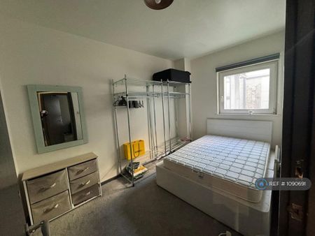 2 bedroom flat to rent - Photo 3