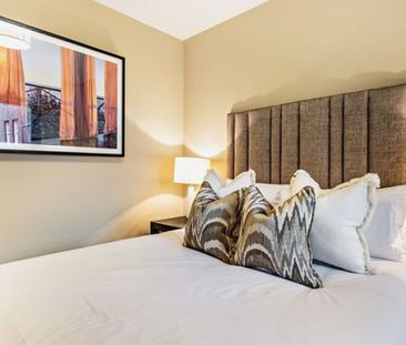 Three Bedroom Flat to rent in London - Photo 1