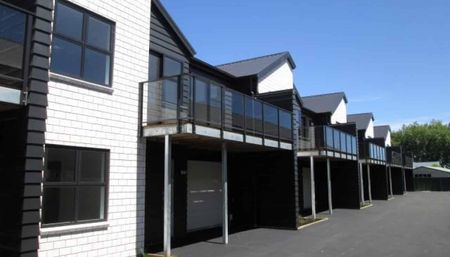 Stylish Townhouse - Photo 3