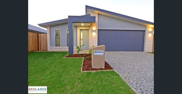 EXECUTIVE ESTATE - CONTEMPORARY, AIR-CONDITIONED HOME WITH SIDE ACCESS!! - Photo 1