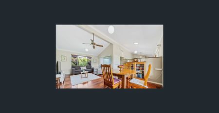 Open plan - Short walk to Beach - Relaxed Coastal Living - Photo 3