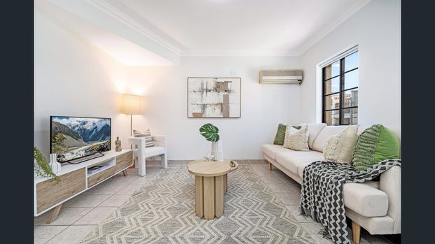 Modern Townhouse-Style Unit with Private Courtyard in Prime Location - Photo 1