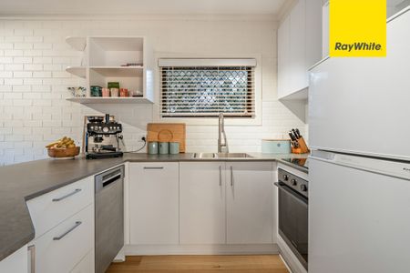 Furnished & Chicly Renovated Unit in Central Location - Available for 4 month lease only - Photo 4