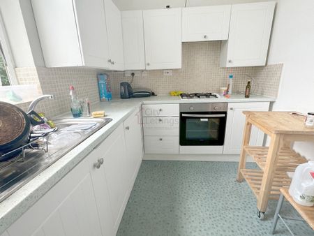 2 Bedroom Flat - Photo 2