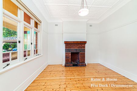 Charming freestanding home set in a convenient setting - Photo 5