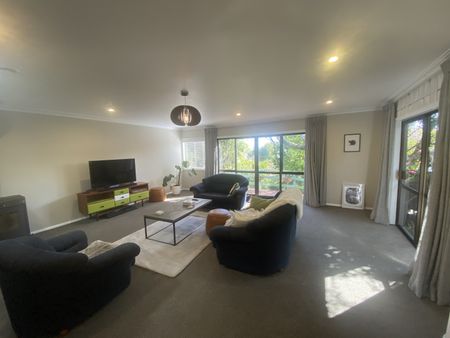 SPACIOUS FAMILY HOME - Photo 2