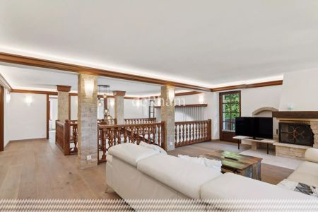 Propriété unique rénovée de 311m² au cur de la nature - Photo 4